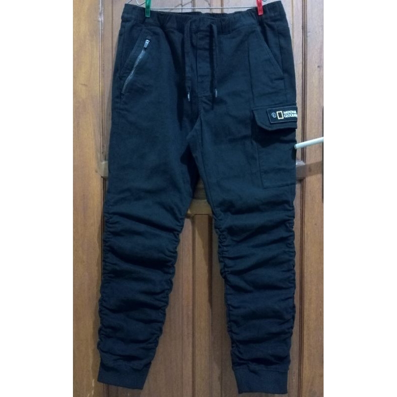 celana natgeo patch hitam