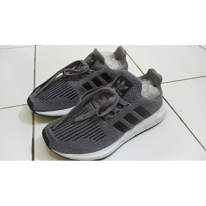 Thrift Sepatu Adidas Size 36.5