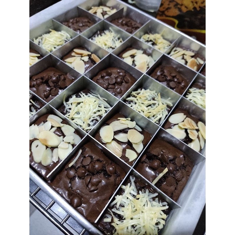 

Fudgy brownies ukuran 20×20 (25 bites)