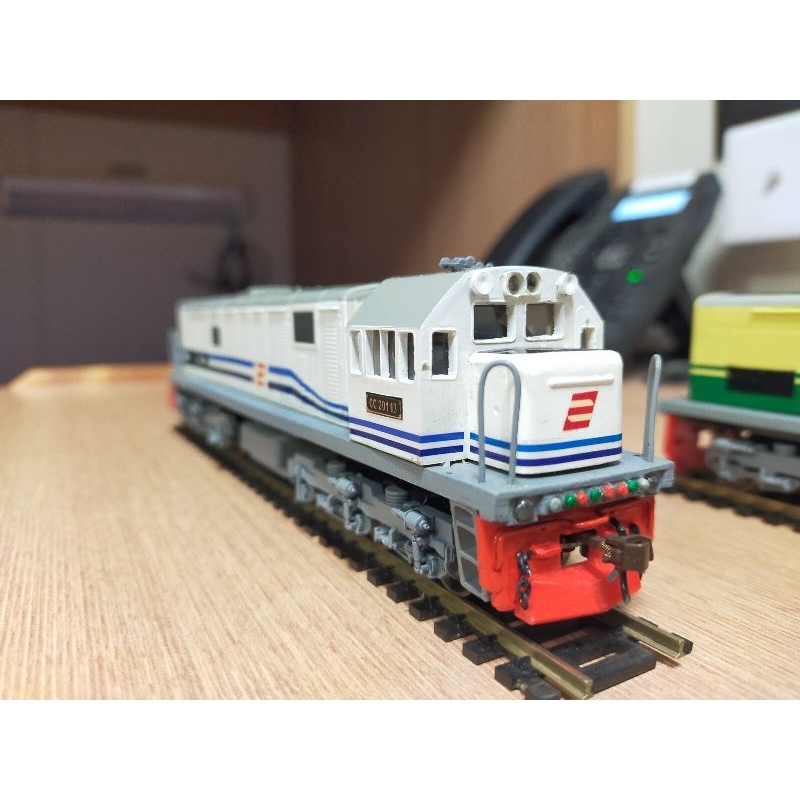 Lokomotif CC 201 DC Analog Skala HO Livery Perumka Warna Putih Biru