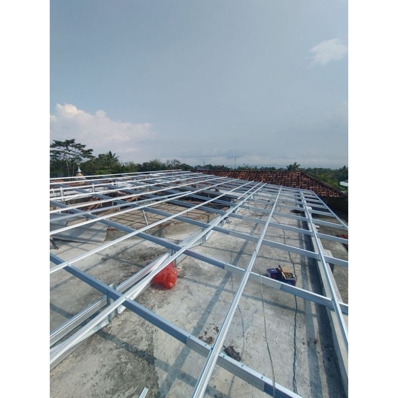 pemasangan baja ringan terpasang untuk renovasi atap lama kayu