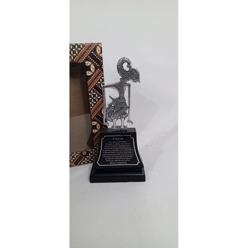 Plakat Souvenir Wayang Arjuna logam putih  keterangan Bahasa Inggris