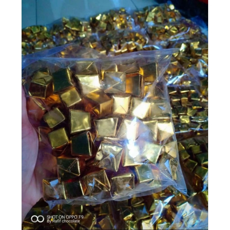 

Coklat piramid silverqueen mix delfi 500gr isi 65pcs