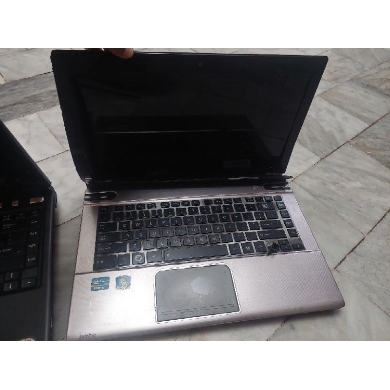Laptop second mati total Toshiba & Axioo