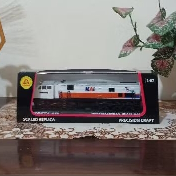 miniatur kereta api indonesia lokomotif CC203 buatan agung craft skala 1:87