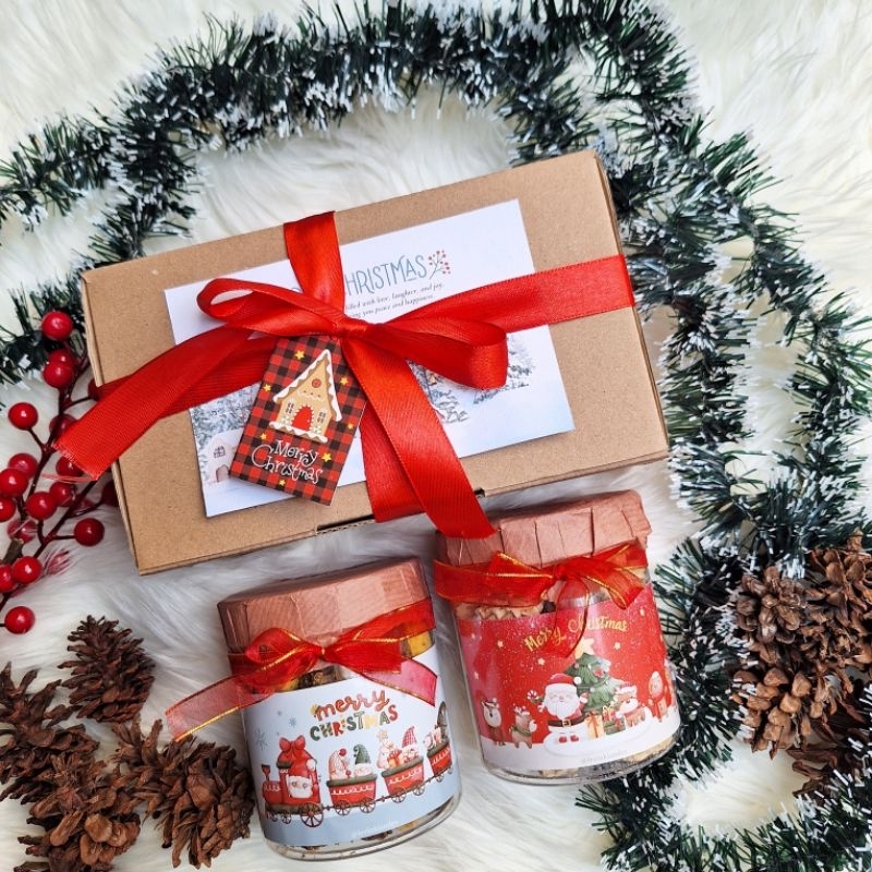

Hampers Natal / Kado Natal / Christmas Gift / Christmas Hampers - Kue Kering (Sagu Keju 1 toples dan Mandarin 1 toples) - FREE HANGTAG NATAL - FREE KARTU UCAPAN - FREE BUBBLE WRAP