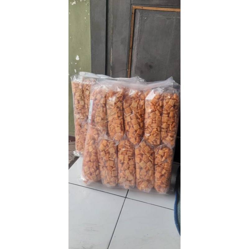

cemilan krupuk tahu pedas, harga tertera untuk 1bal (isi 10)