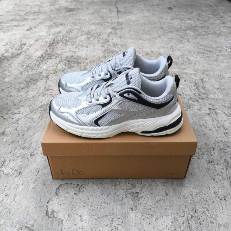 Diadora karnisius grey