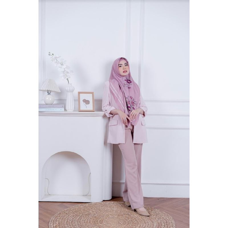 Dekade Series “Magello” Pink scarf Lontara Makassar