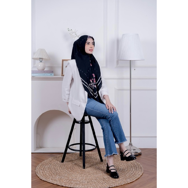 Dekade Series “Magello” Hitam scarf Lontara Makassar