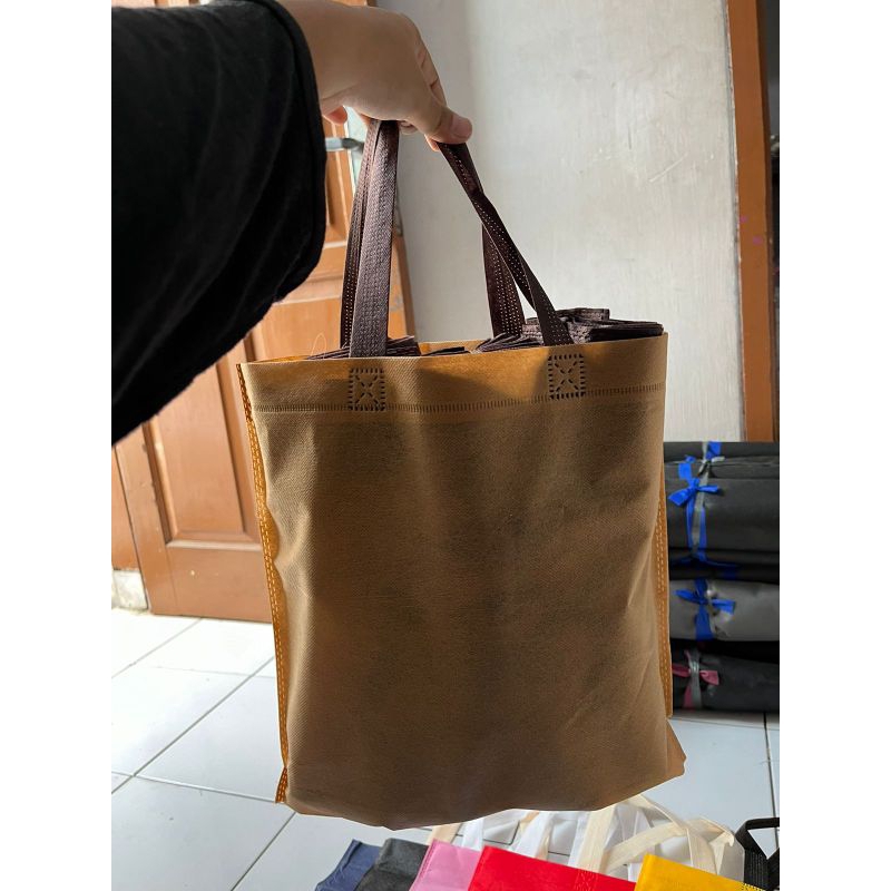 

SPUNBOND TAS POLOSAN 35X33X8 LIPAT BAWAH