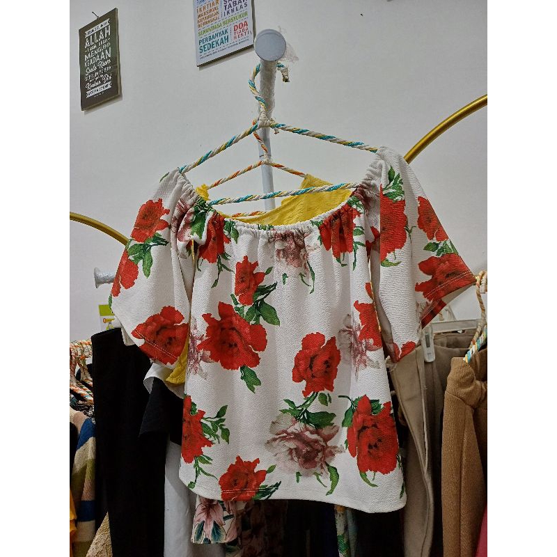 Atasan baju Model sabrina warna merah dan putih