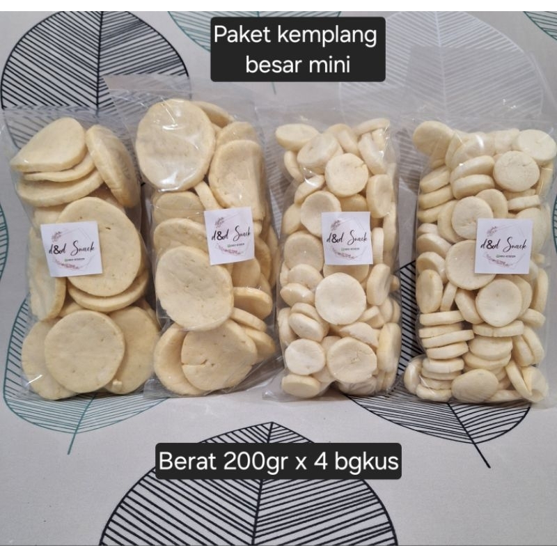 

Kemplang dan kerupuk super asli palembang. Paket kemplang besar dan mini super. Berat 800gr (200gr x 4 bgkus)