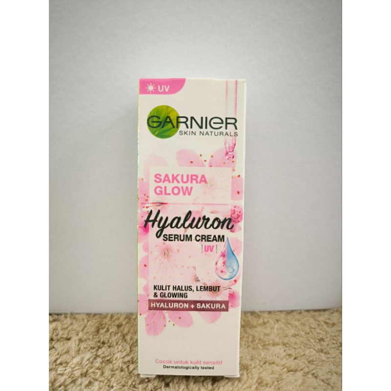 Garnier Sakura Glow Hyaluron Serum Cream UV.