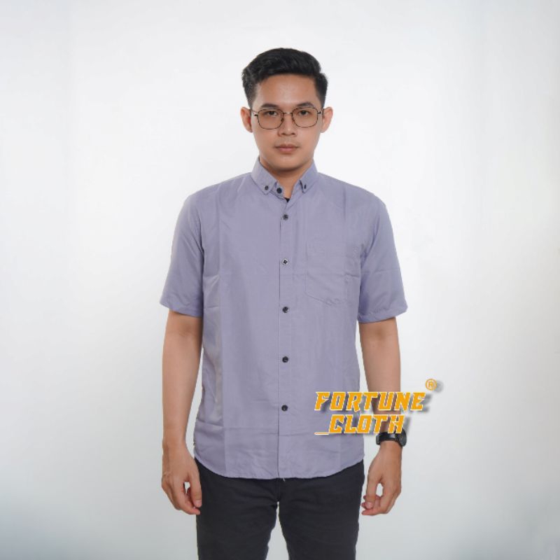 Kemeja Polos Pria Lengan Pendek Warna Abu-Abu Muda | Kemeja Pria Lengan Pendek Abu-Abu Muda | Kemeja