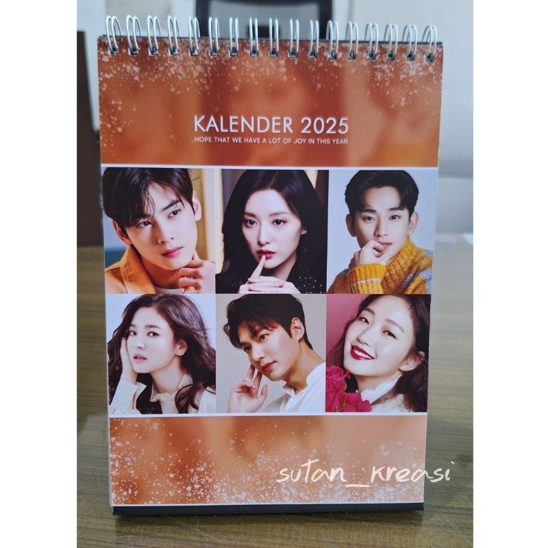 

CETAK CUSTOM KALENDER MEJA 2025 KDRAMA/DRAKOR SATUAN ALAS HARDCOVER PREMIUM QUALITY