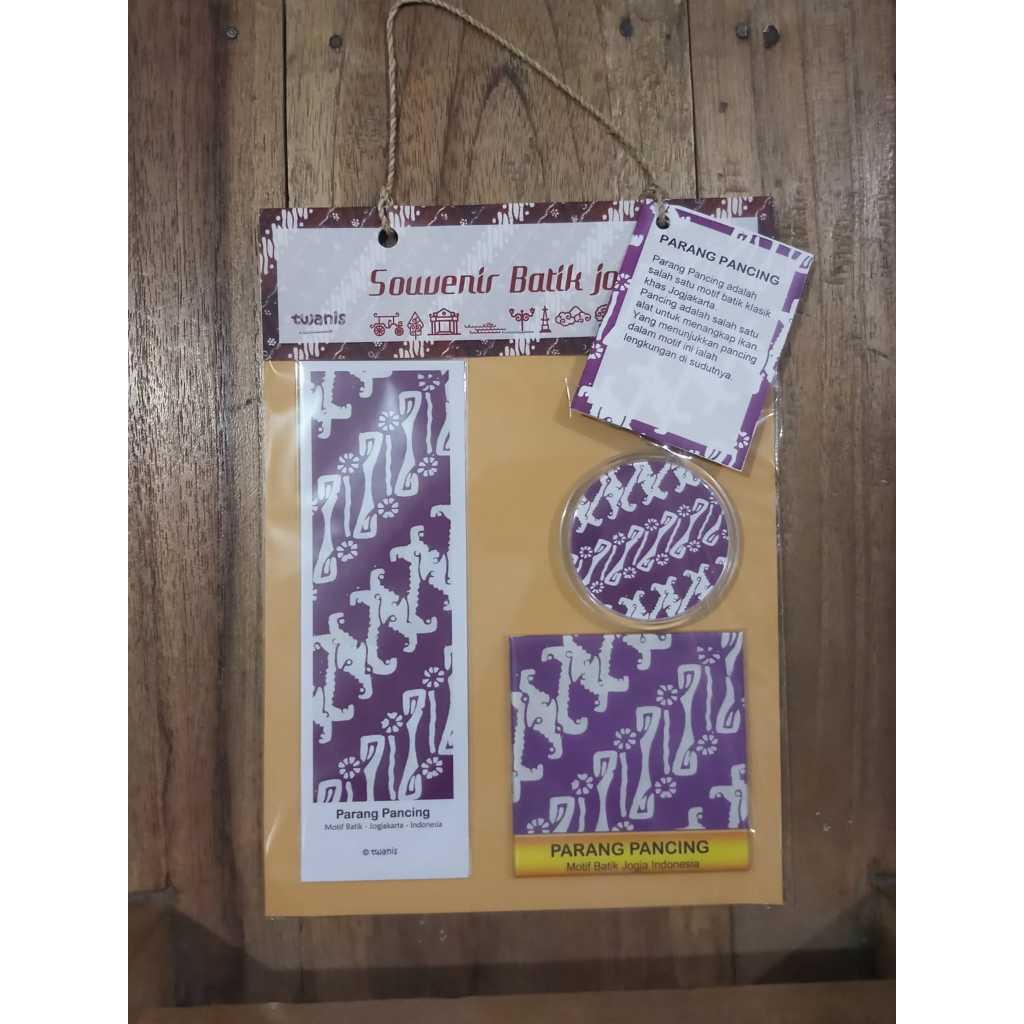 

Souvenir Batik Jogja isi Pembatas Buku Gantungan Kunci dan Magnet Kulkas Batik Motif ParangPancing Ungu