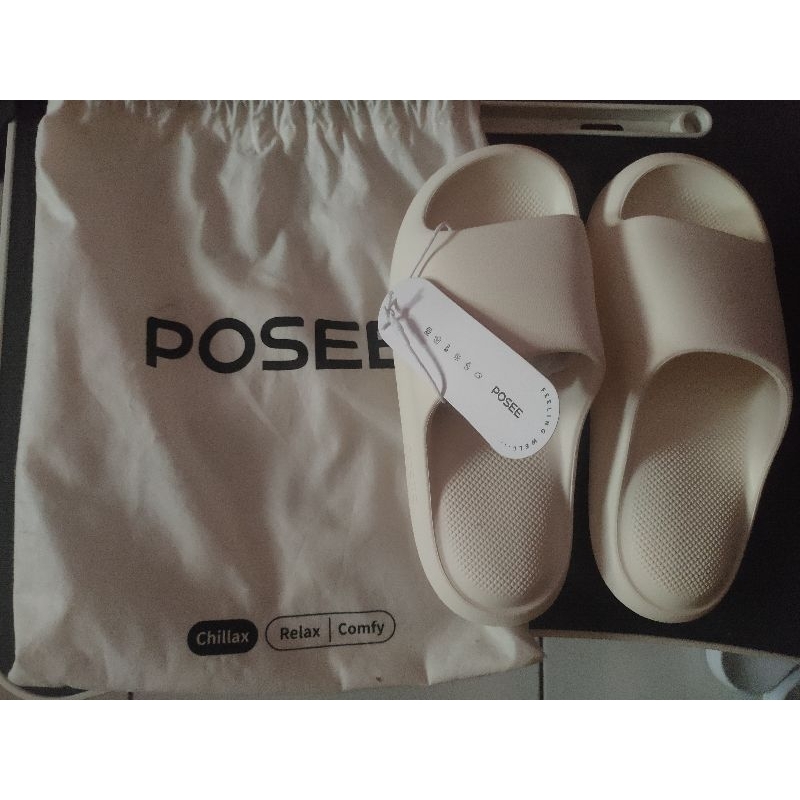 sandal posee