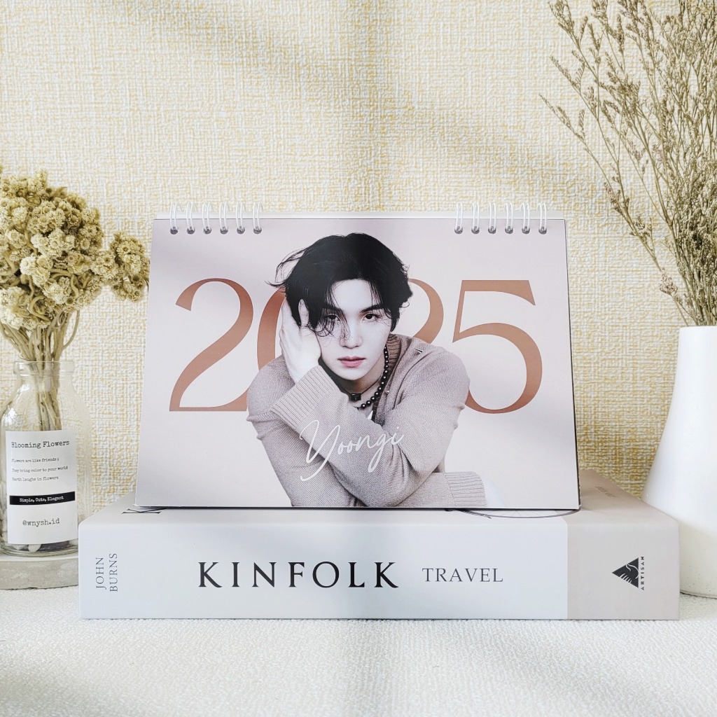 

KALENDER MEJA BTS 2025 SUGA YOONGI 12 LEMBAR