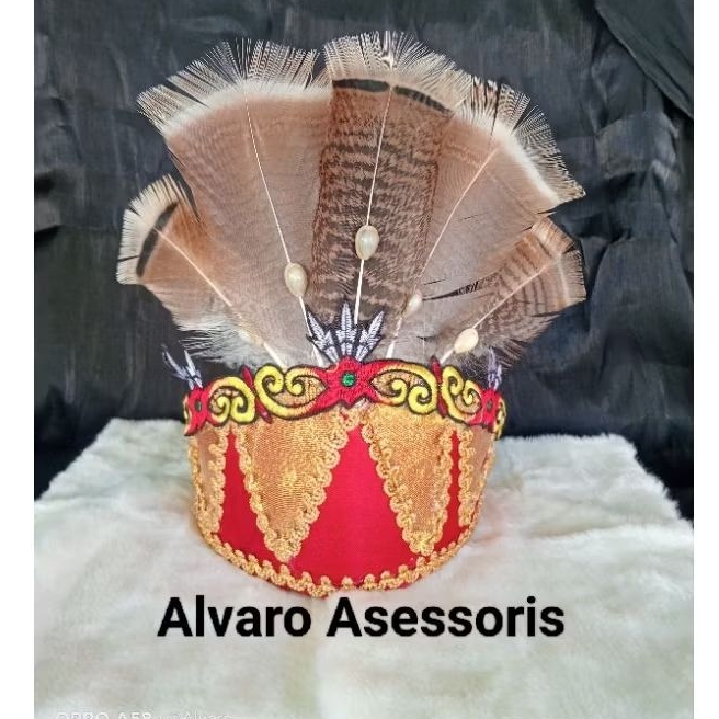 Mahkota suku dayak pedalaman dan dayak modern