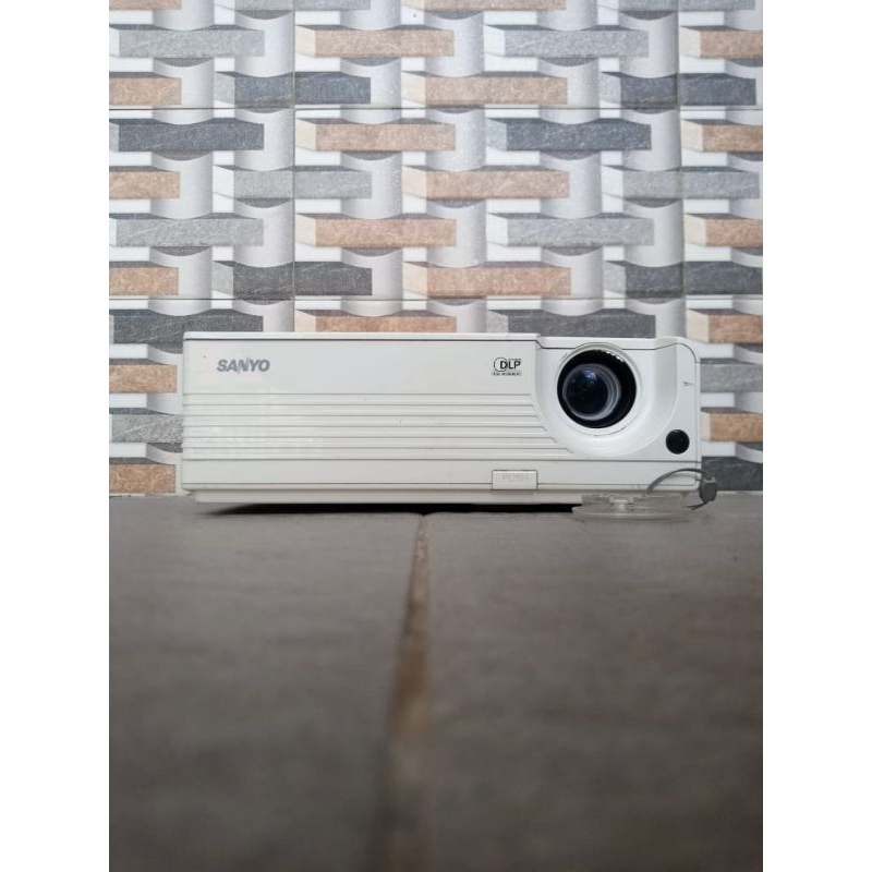 Proyektor Bekas | Second Sanyo PDG DSU21E | 2300 Lumens | Svga | tech DLP