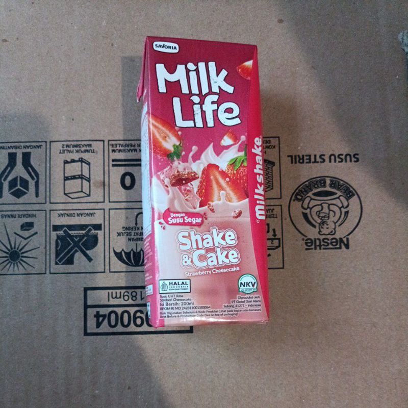 

Milk Life Milkshake Shake&Cake strawberry cheesecake susu UHT 200ml 1pcs