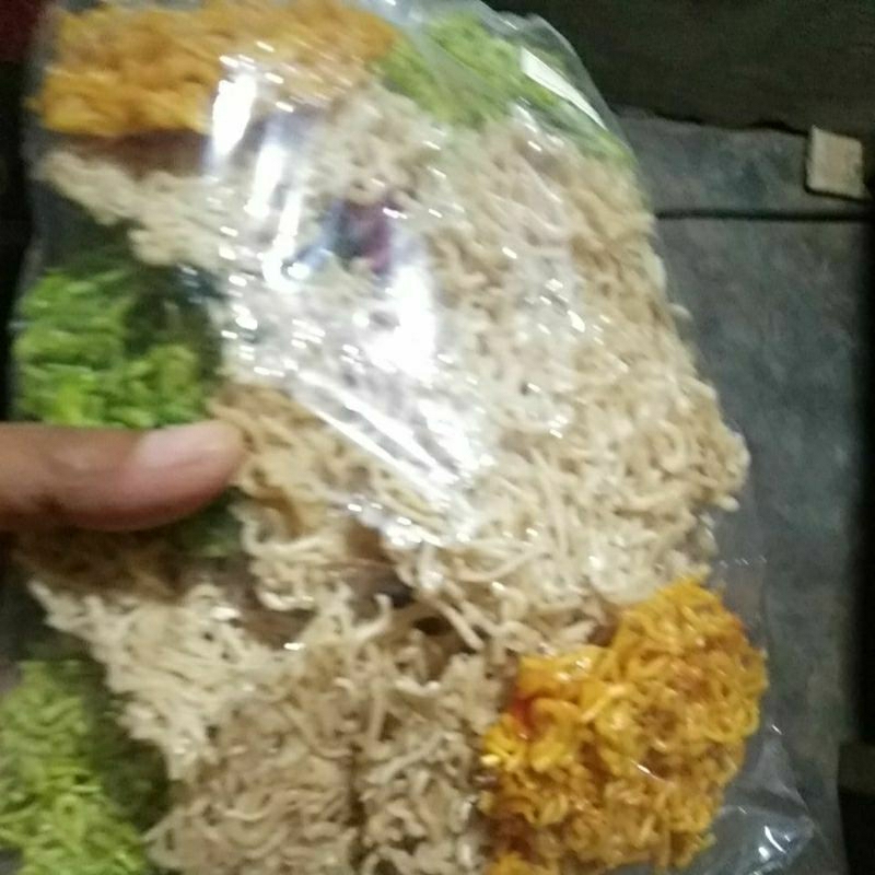 

krupuk mentah eyek eyek uenak poll