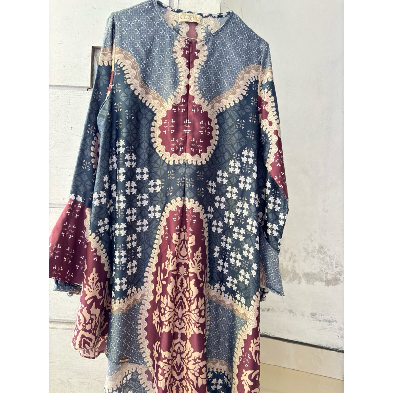 Pl anggrek tunik Laelia S wearing klamby