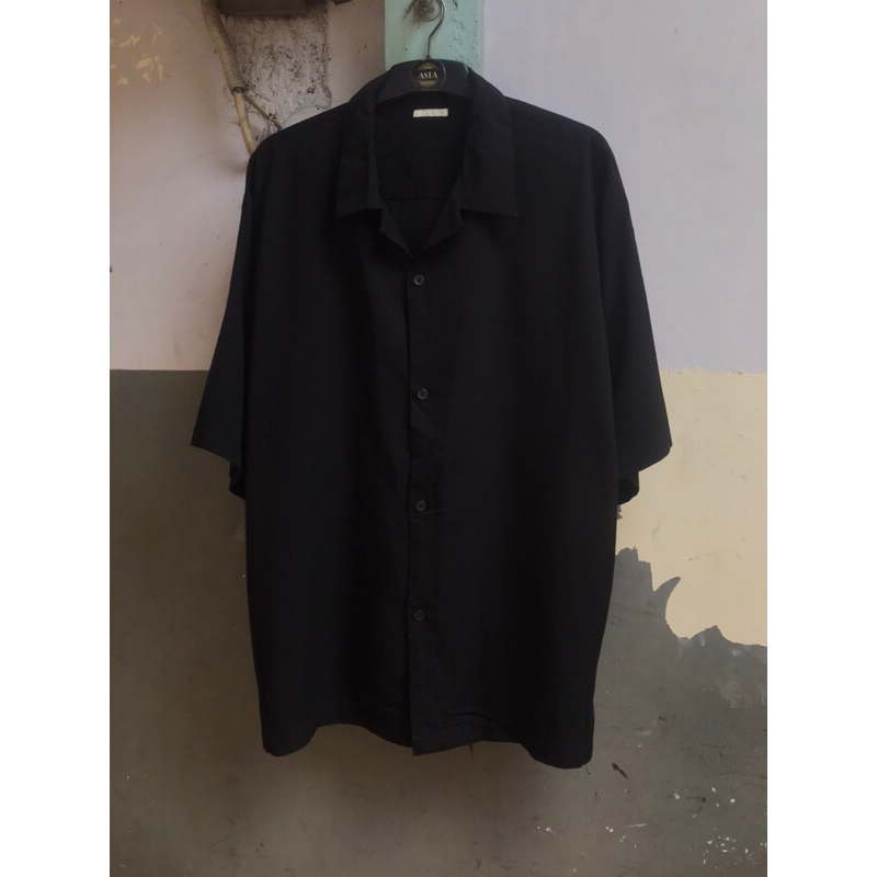 kemeja lengan pendek GU black size XL opencollar preloved