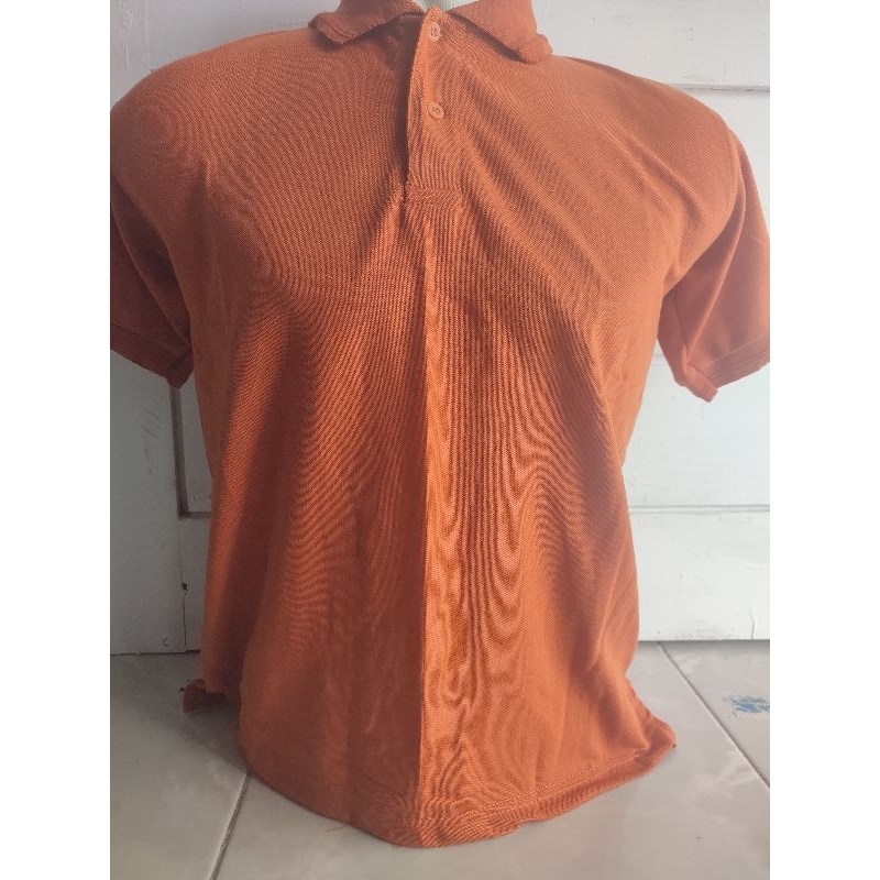 kaos kerah merah bata lengan pendek pria wanita