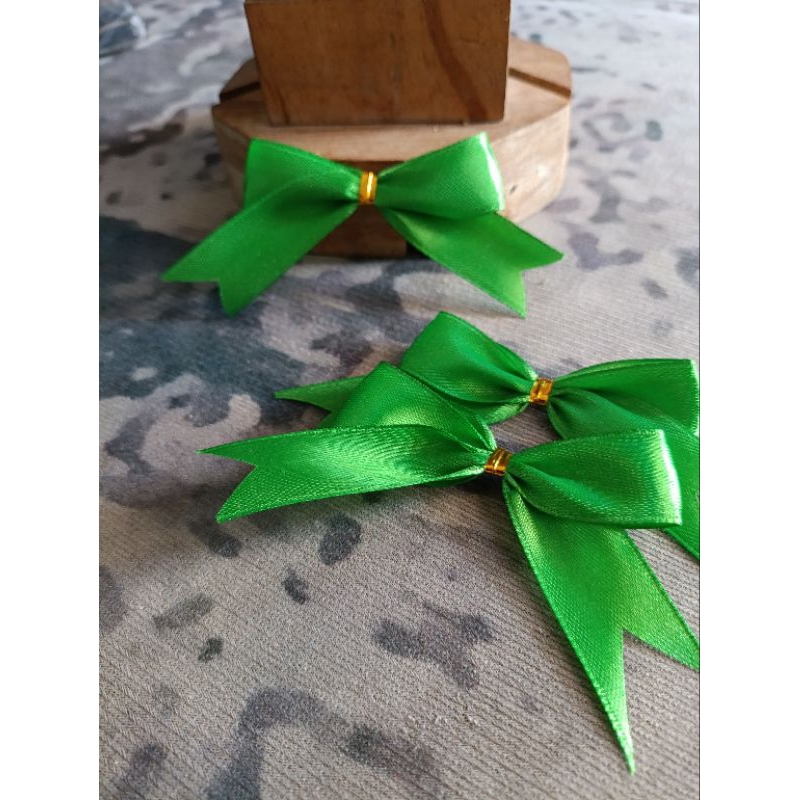 

Pita Satin Jadi Pita Souvenir Warna Hijau (2cm)