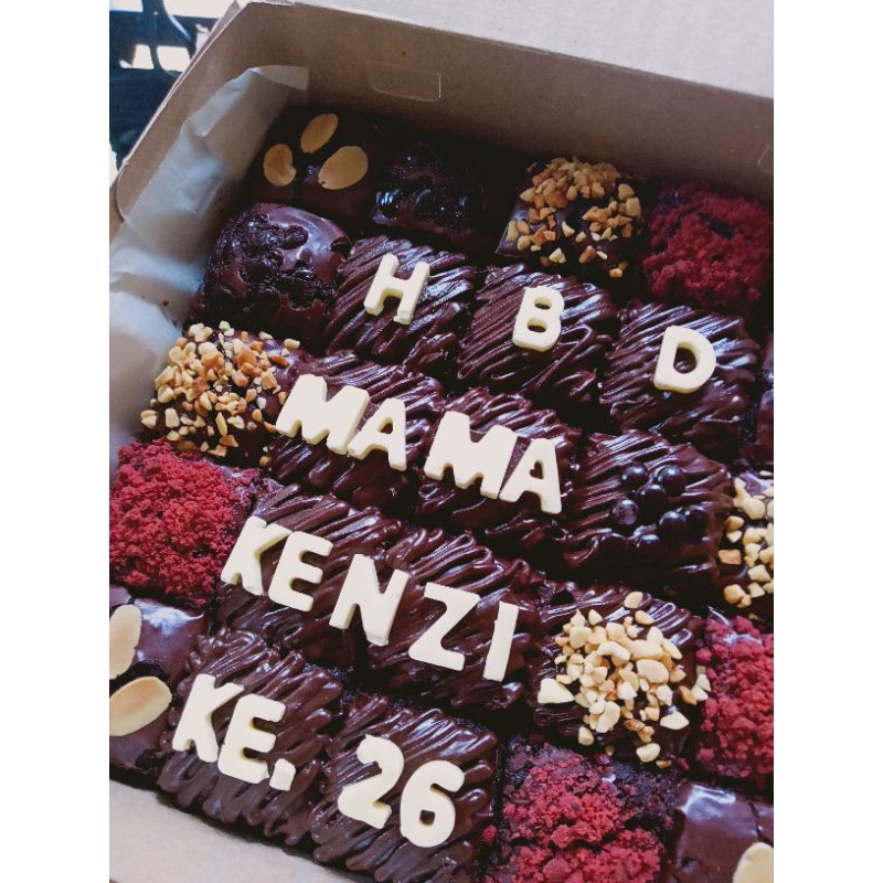 

Kue ulang tahun Brownies panggang shiny curst