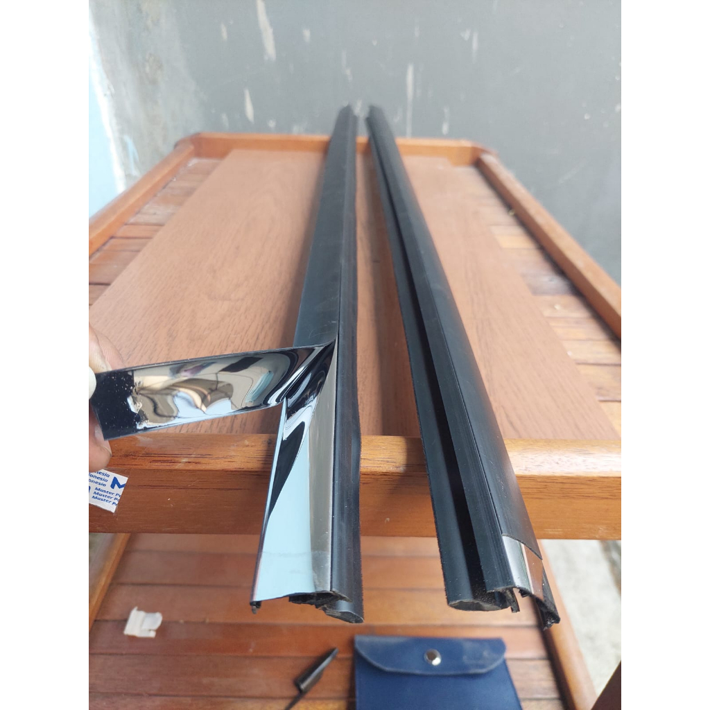 Pelipit kaca samping / weather strip L300