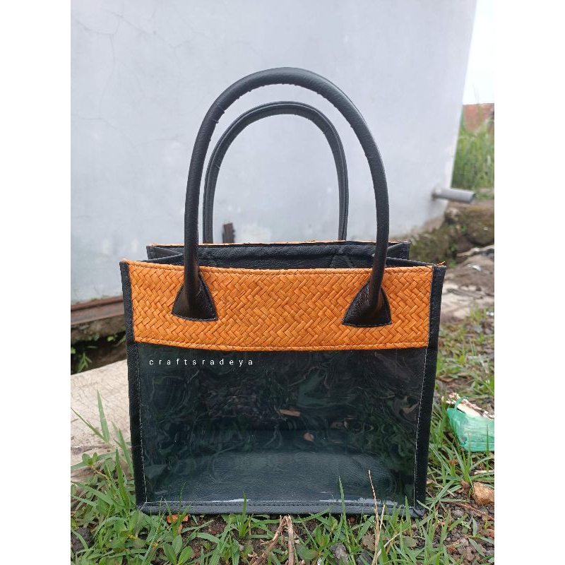 

Hampers Anyaman Cream-Hitam Kombinasi Plastik Mika / Tas Wanita Tas Souvenir Ulangtahun Hampers Goodie bag Premium Etnik