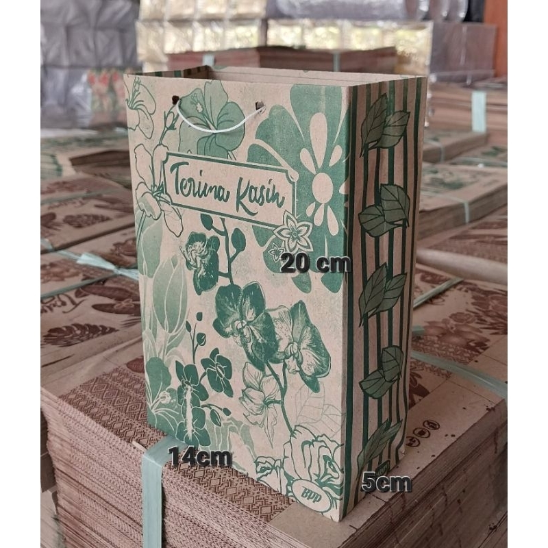 

( isi 50 pcs uk. 14 x 20 x 6 ) Paper bag / Tas Kertas Batik / Tas Souvenir
