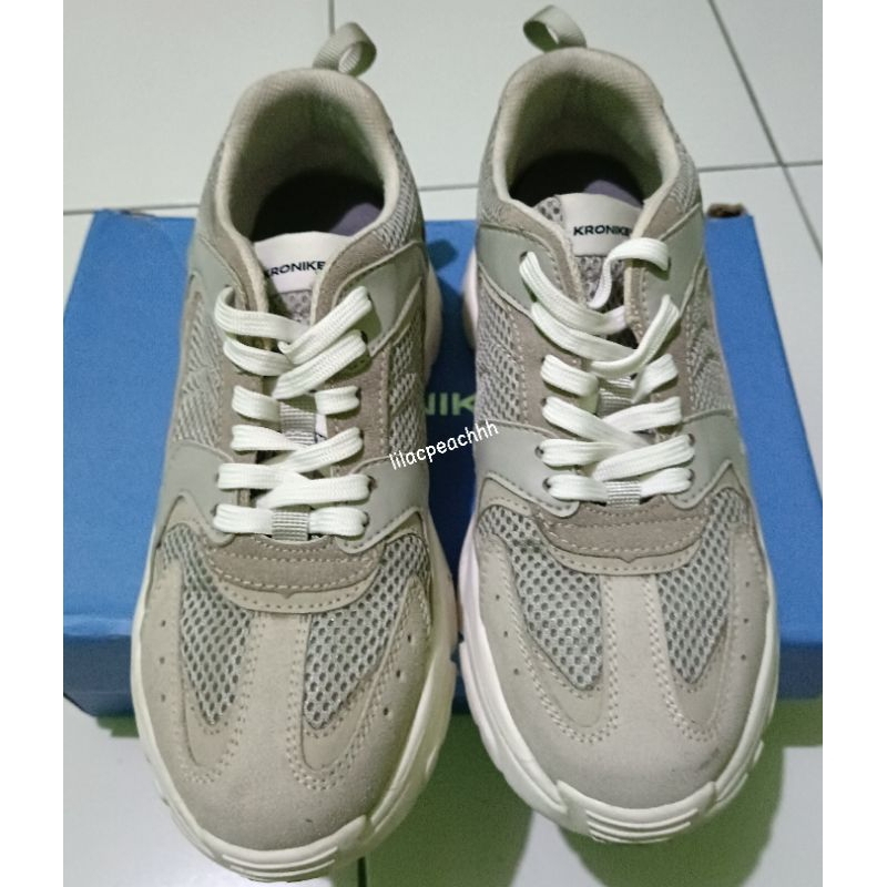 (PRELOVED) KRONIKEL SHOES/SEPATU CEWE/SNEAKERS