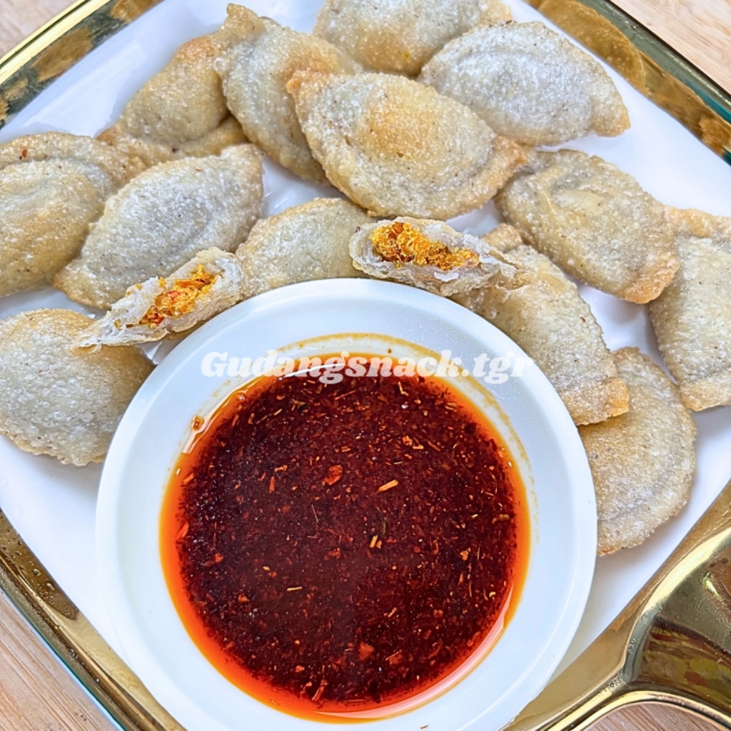 

Cireng Ayam Suwir Mini 10 Pcs dengan Chilli Oil dan Bumbu Asin