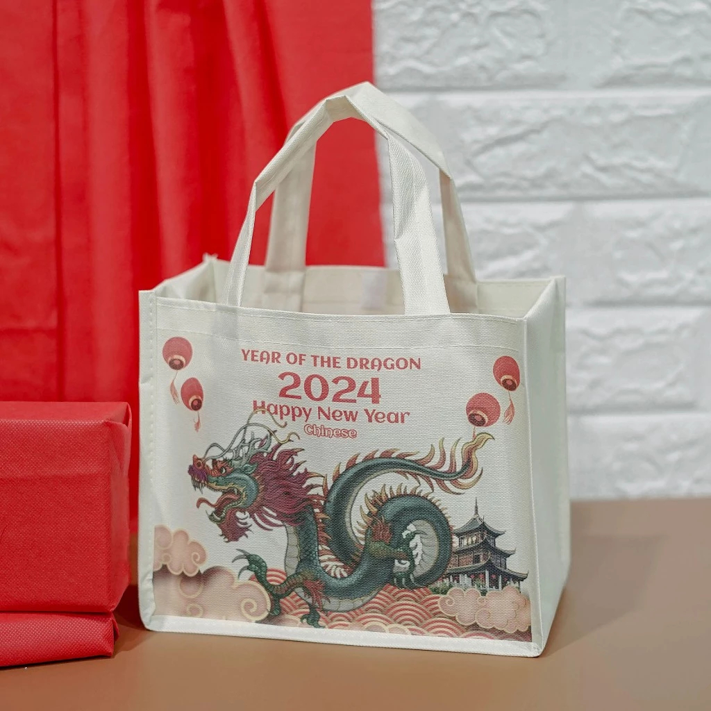 

Tas Souvenir Imlek Bahan Poliyester Ukuran 20 x 25 x 13cm