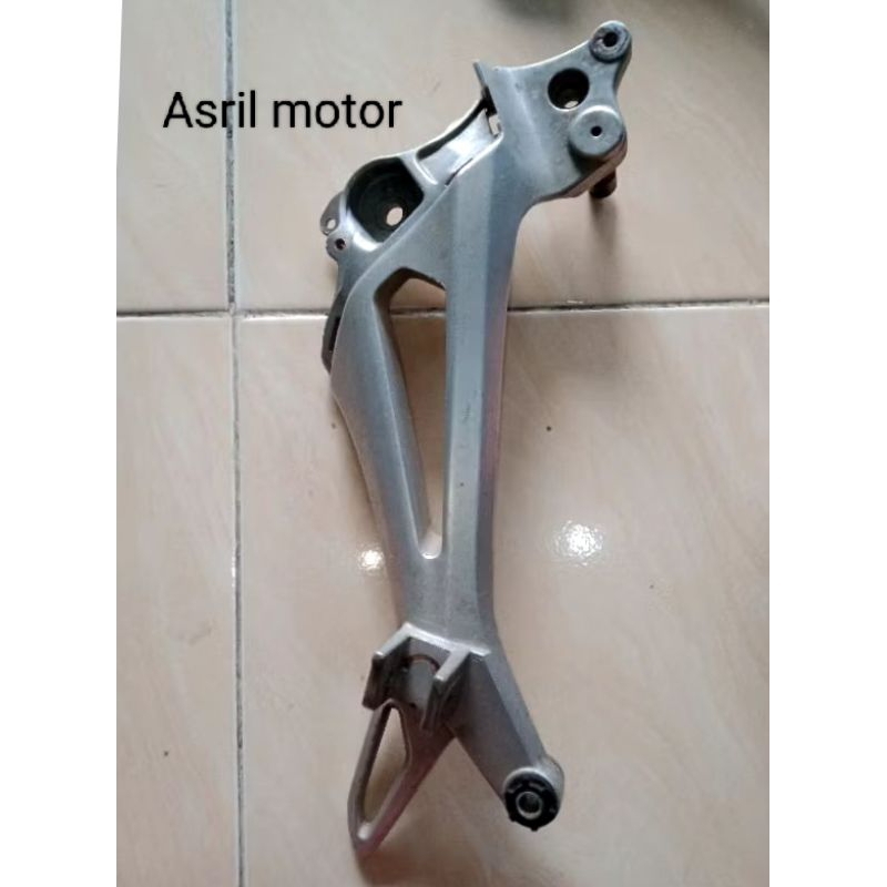 postep foot step dudukan pijakan kaki belakang kanan Supra x 125 TR cakram belakang Original