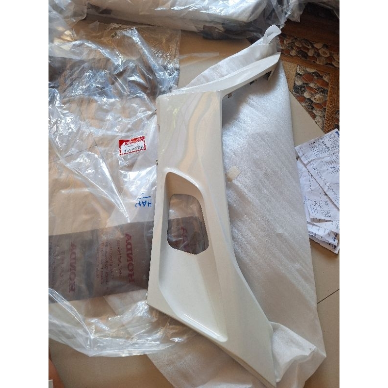 cover l floor side dek body bawah samping kiri pcx 160 k1z putih
