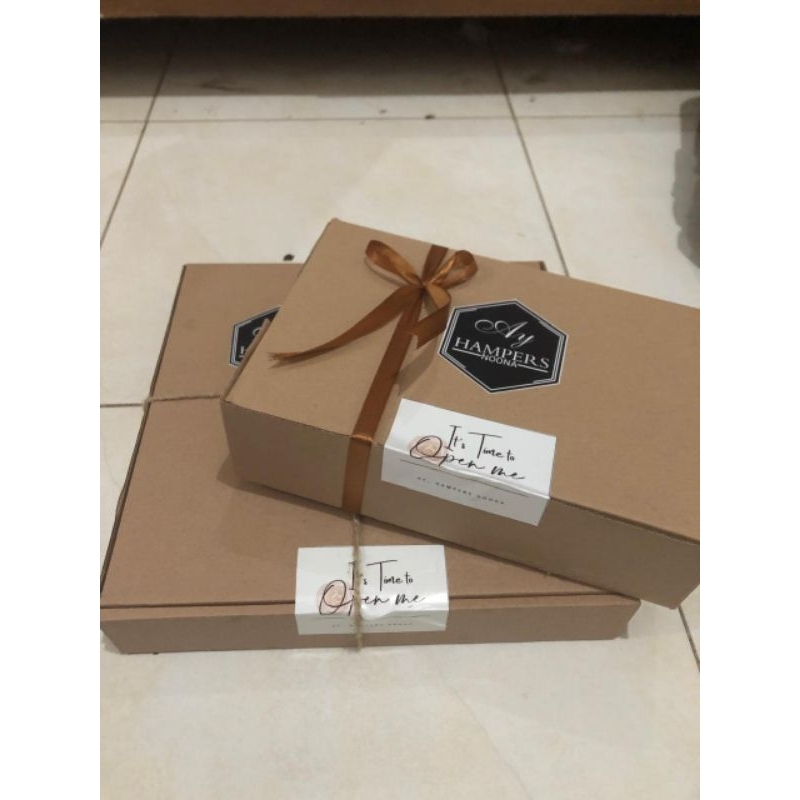 

Box hampers/kado/kemasan/giftbox (gratis pita)