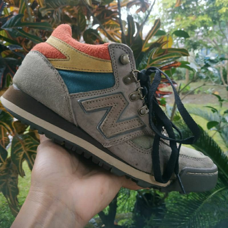 Sepatu NB 710