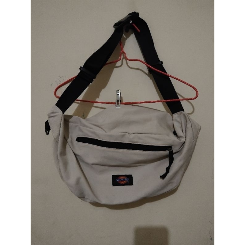 tas selempang dickies putih