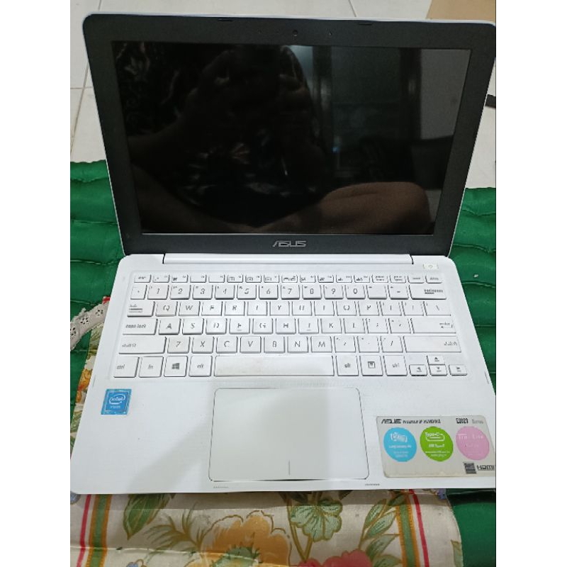 Laptop notebook asus E202s tablet komputer ram4gb second gadget bekas