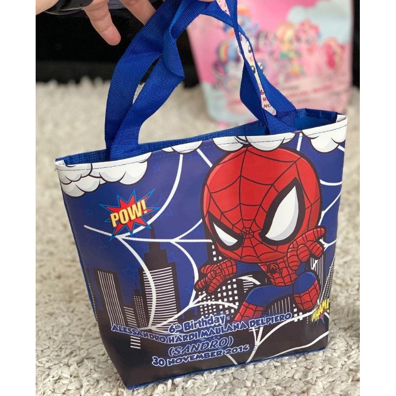 

TAS ULTAH BAHAN OSCAR | Tas ultah Bahan oscar printing pitalo tebal/Parasut tebal/model trapesium/Tas Souvenir/perekat kretek/free nama satu satu