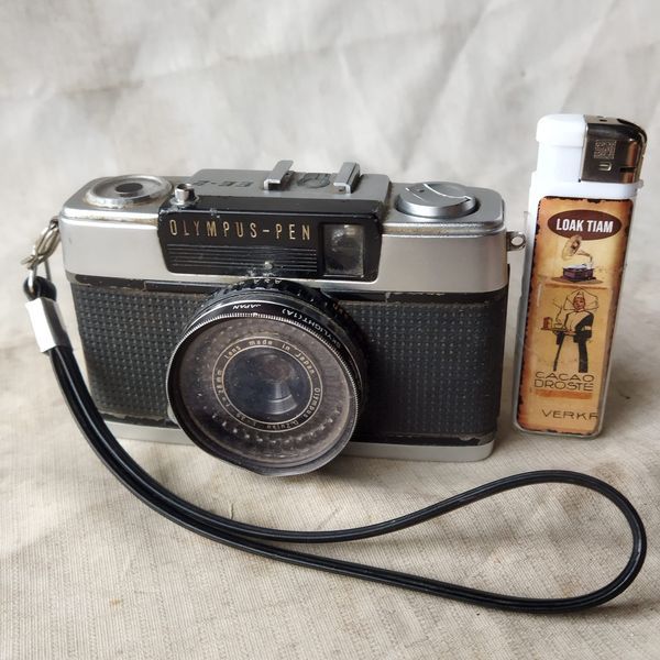 Pajangan Vintage Kamera Olympus - Pen EE-2 Half frame