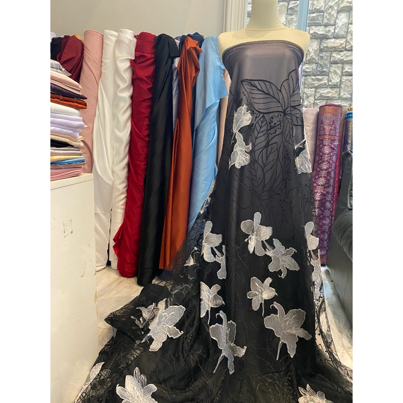 Bahan Kain Tile Brokat Mewah Summer Floral Motif Bunga Besar 2 tone Warna Hitam Harga 0,5m