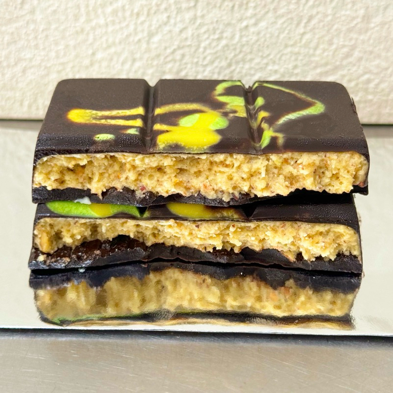 

Coklat Dubai series Dark Chocolate Pistachio Kunafe Thick-Half Size 140gr (ready stock)