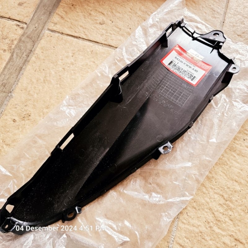 Cover L center sambungan body Revo fit 2010. 64330-KWW-A40