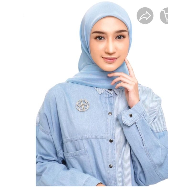 Nada Puspita kemeja jeans soft blue kombinasi